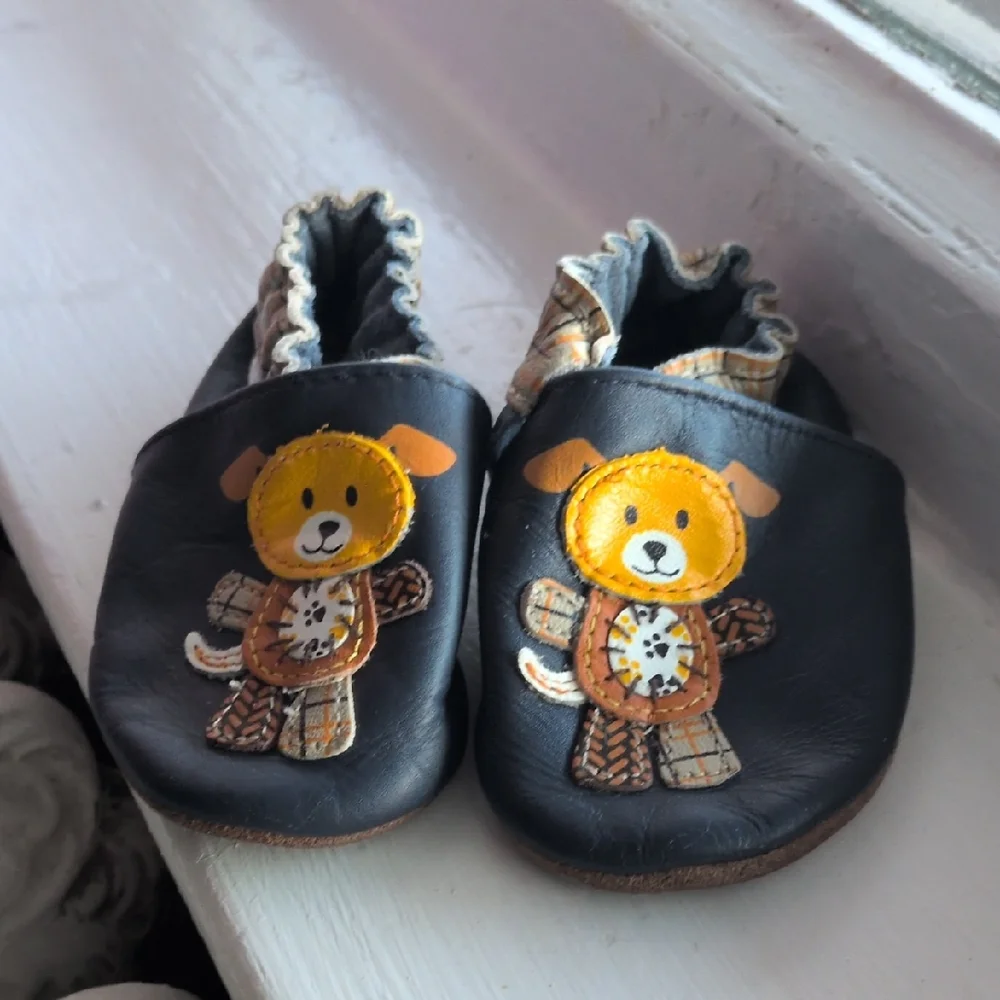 Robeez leather baby shoes 0-6mo
